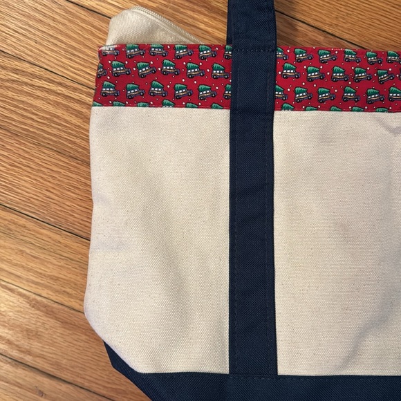 Christmas 🛻 🌲 tote by Vineyard Vines. Used. - Picture 8 of 16